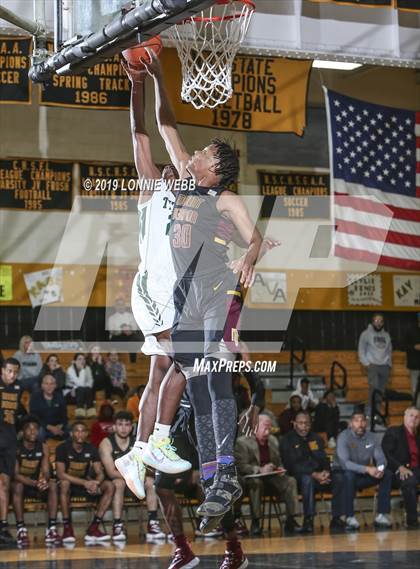 Thumbnail 1 in Holy Trinity vs Mt. Vernon (New York Holiday Invitational) photogallery.