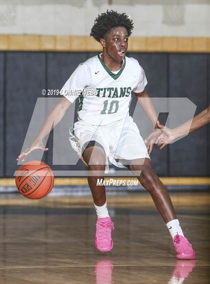 Thumbnail 2 in Holy Trinity vs Mt. Vernon (New York Holiday Invitational) photogallery.