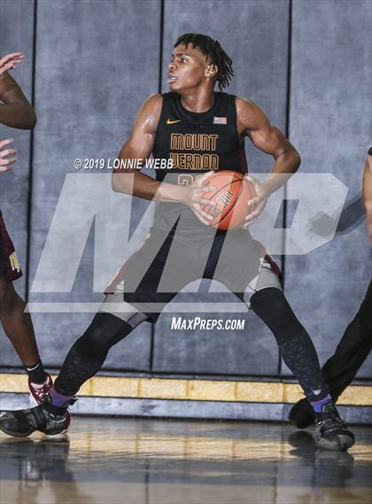 Thumbnail 1 in Holy Trinity vs Mt. Vernon (New York Holiday Invitational) photogallery.
