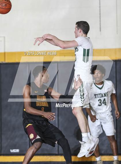 Thumbnail 3 in Holy Trinity vs Mt. Vernon (New York Holiday Invitational) photogallery.