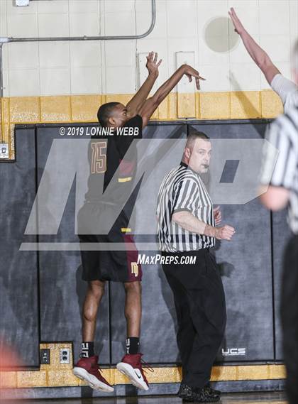 Thumbnail 3 in Holy Trinity vs Mt. Vernon (New York Holiday Invitational) photogallery.