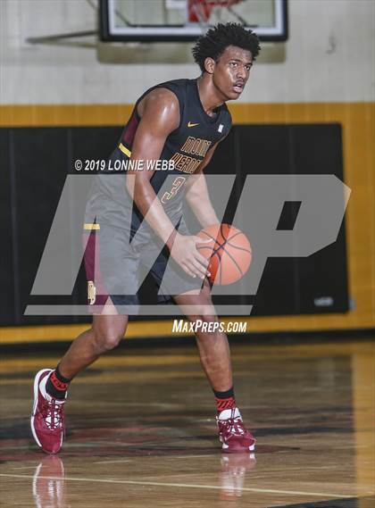 Thumbnail 3 in Holy Trinity vs Mt. Vernon (New York Holiday Invitational) photogallery.