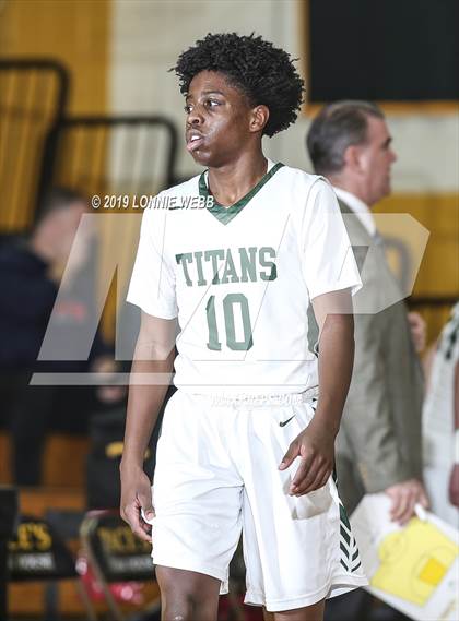 Thumbnail 3 in Holy Trinity vs Mt. Vernon (New York Holiday Invitational) photogallery.