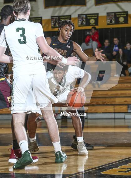 Thumbnail 2 in Holy Trinity vs Mt. Vernon (New York Holiday Invitational) photogallery.