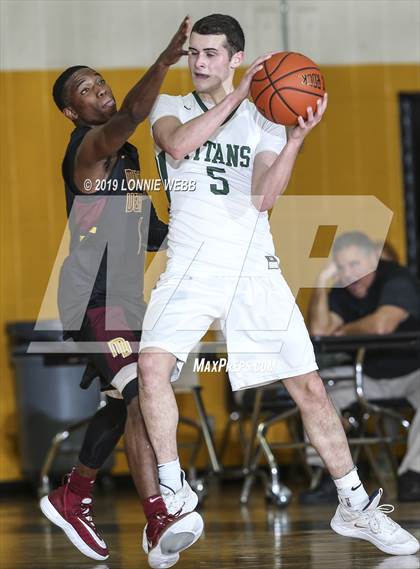 Thumbnail 1 in Holy Trinity vs Mt. Vernon (New York Holiday Invitational) photogallery.