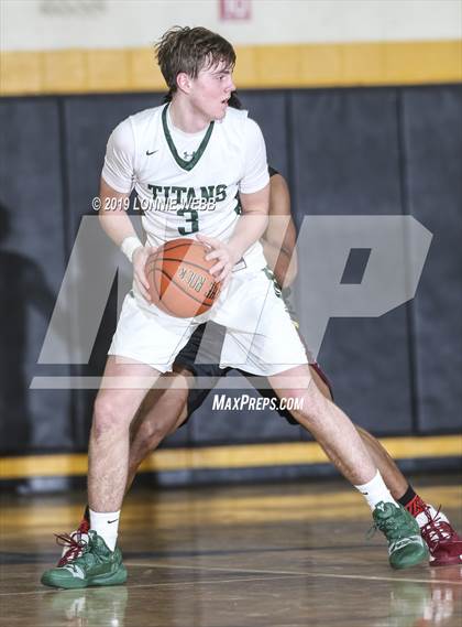 Thumbnail 3 in Holy Trinity vs Mt. Vernon (New York Holiday Invitational) photogallery.