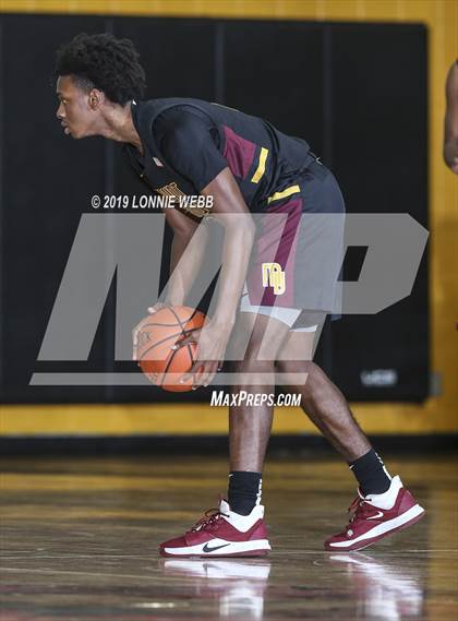 Thumbnail 1 in Holy Trinity vs Mt. Vernon (New York Holiday Invitational) photogallery.