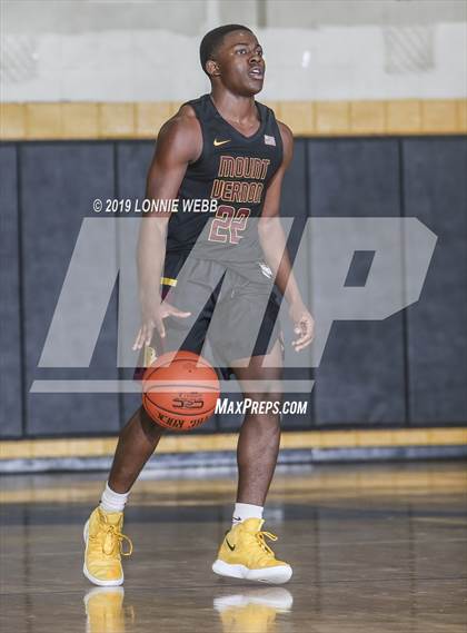 Thumbnail 2 in Holy Trinity vs Mt. Vernon (New York Holiday Invitational) photogallery.
