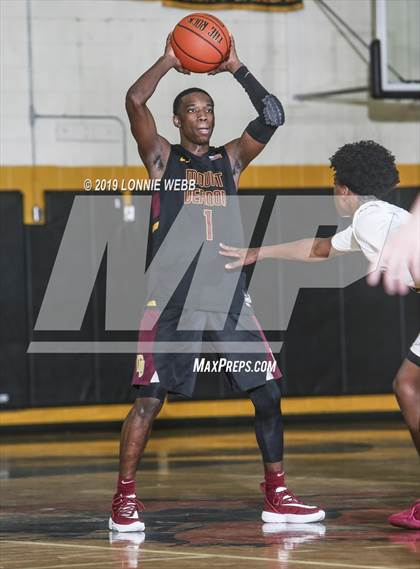 Thumbnail 3 in Holy Trinity vs Mt. Vernon (New York Holiday Invitational) photogallery.
