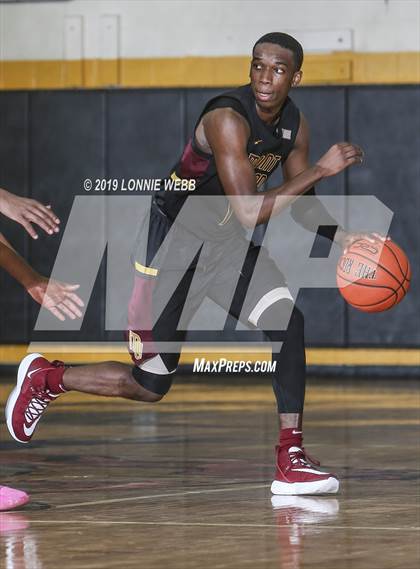 Thumbnail 1 in Holy Trinity vs Mt. Vernon (New York Holiday Invitational) photogallery.