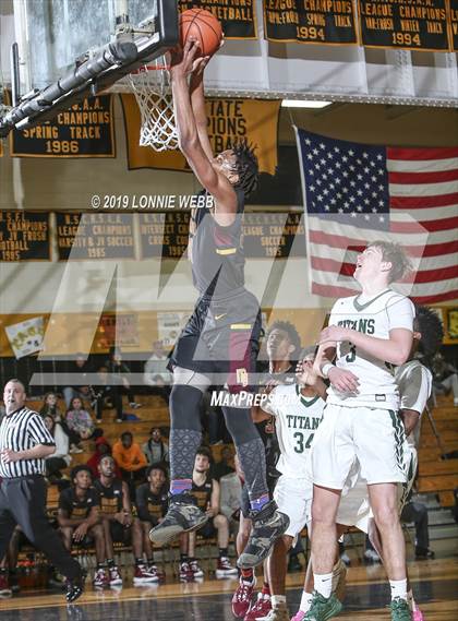 Thumbnail 3 in Holy Trinity vs Mt. Vernon (New York Holiday Invitational) photogallery.