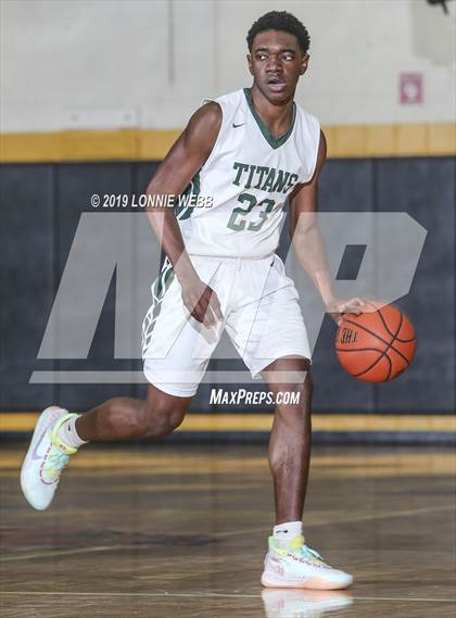 Thumbnail 2 in Holy Trinity vs Mt. Vernon (New York Holiday Invitational) photogallery.