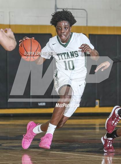 Thumbnail 2 in Holy Trinity vs Mt. Vernon (New York Holiday Invitational) photogallery.