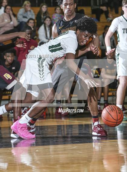 Thumbnail 3 in Holy Trinity vs Mt. Vernon (New York Holiday Invitational) photogallery.