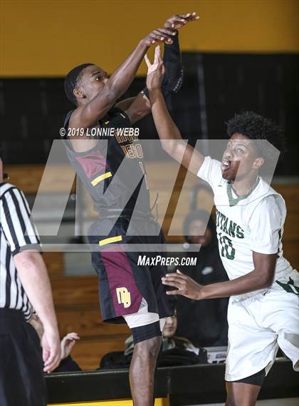 Thumbnail 2 in Holy Trinity vs Mt. Vernon (New York Holiday Invitational) photogallery.