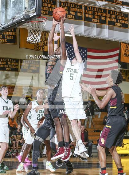 Thumbnail 2 in Holy Trinity vs Mt. Vernon (New York Holiday Invitational) photogallery.