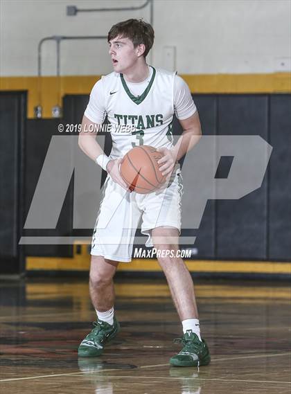 Thumbnail 3 in Holy Trinity vs Mt. Vernon (New York Holiday Invitational) photogallery.
