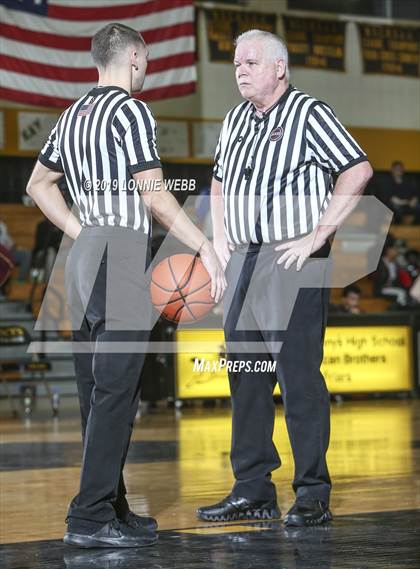 Thumbnail 2 in Holy Trinity vs Mt. Vernon (New York Holiday Invitational) photogallery.