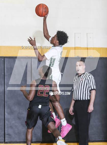 Thumbnail 2 in Holy Trinity vs Mt. Vernon (New York Holiday Invitational) photogallery.