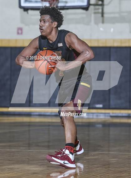 Thumbnail 3 in Holy Trinity vs Mt. Vernon (New York Holiday Invitational) photogallery.