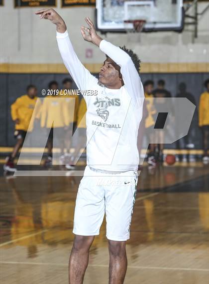 Thumbnail 1 in Holy Trinity vs Mt. Vernon (New York Holiday Invitational) photogallery.