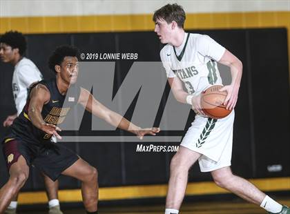 Thumbnail 1 in Holy Trinity vs Mt. Vernon (New York Holiday Invitational) photogallery.
