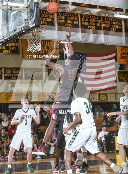 Thumbnail 1 in Holy Trinity vs Mt. Vernon (New York Holiday Invitational) photogallery.