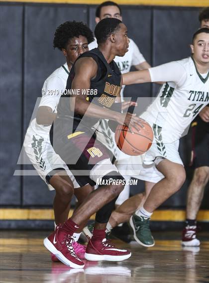 Thumbnail 3 in Holy Trinity vs Mt. Vernon (New York Holiday Invitational) photogallery.
