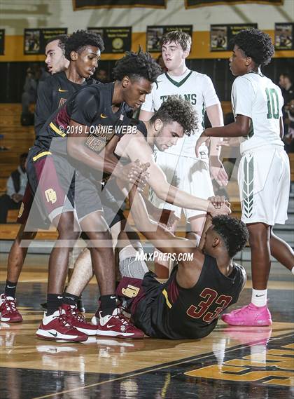 Thumbnail 3 in Holy Trinity vs Mt. Vernon (New York Holiday Invitational) photogallery.