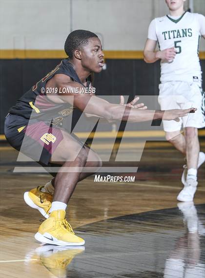 Thumbnail 3 in Holy Trinity vs Mt. Vernon (New York Holiday Invitational) photogallery.
