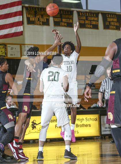 Thumbnail 3 in Holy Trinity vs Mt. Vernon (New York Holiday Invitational) photogallery.