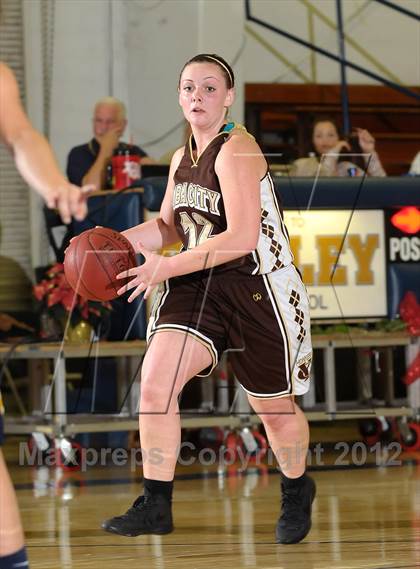 Thumbnail 2 in Yuba City vs. Gridley (Lady Bulldog Holiday Classic) photogallery.