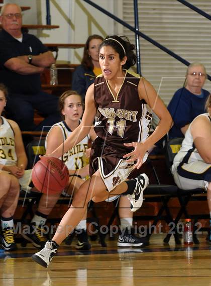 Thumbnail 3 in Yuba City vs. Gridley (Lady Bulldog Holiday Classic) photogallery.