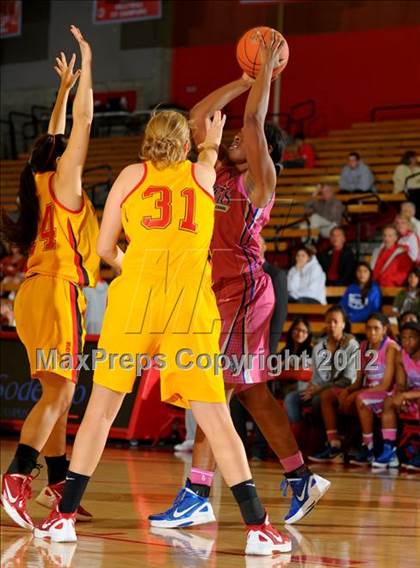 Thumbnail 1 in Rialto vs. Rosary (Nike Extravaganza) photogallery.