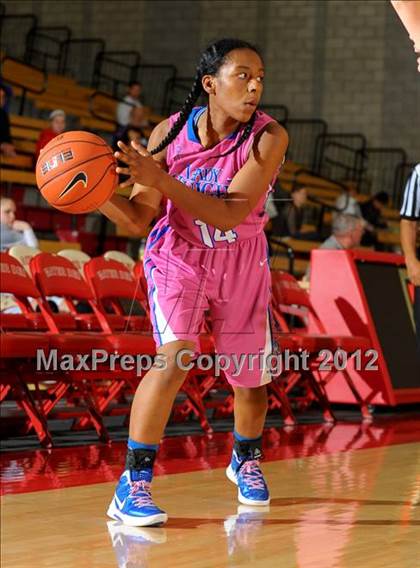 Thumbnail 2 in Rialto vs. Rosary (Nike Extravaganza) photogallery.