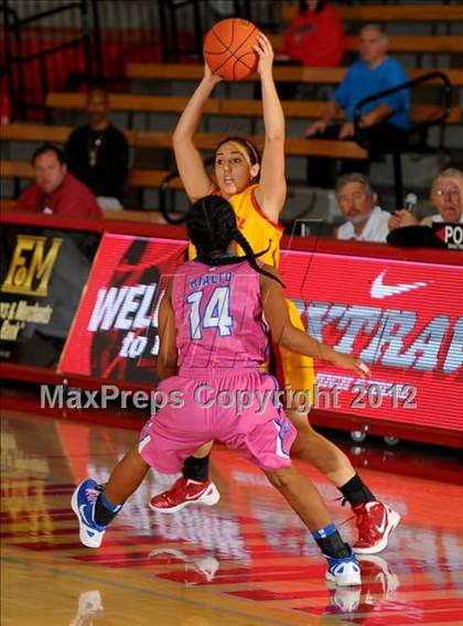 Thumbnail 3 in Rialto vs. Rosary (Nike Extravaganza) photogallery.