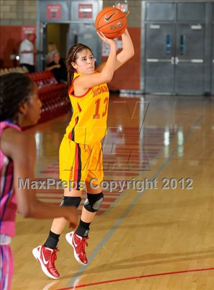 Thumbnail 2 in Rialto vs. Rosary (Nike Extravaganza) photogallery.