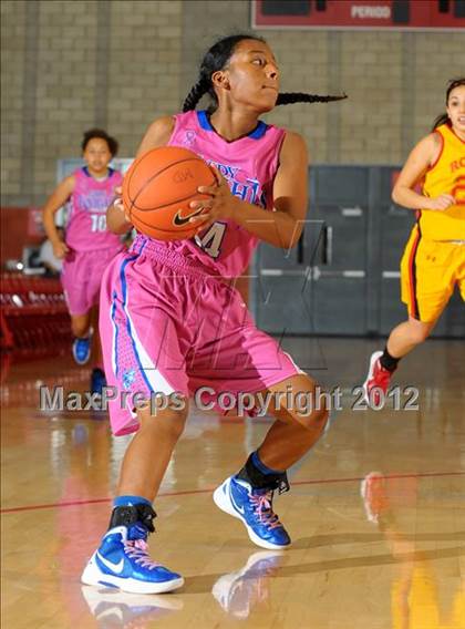 Thumbnail 1 in Rialto vs. Rosary (Nike Extravaganza) photogallery.