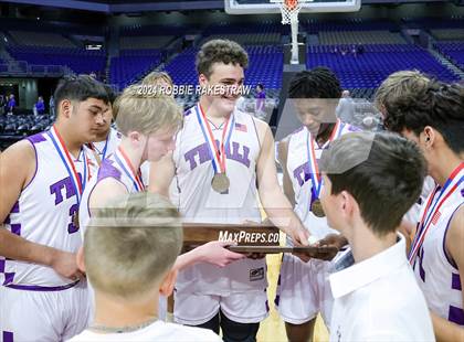 Thumbnail 1 in Thrall vs. Shelbyville (UIL 2A Basketball Semifinal Medal Ceremony) photogallery.