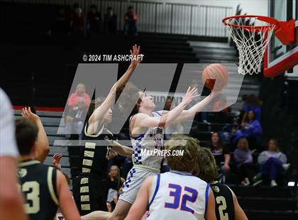 Thumbnail 3 in Shelbyville vs Whiteland (IHSAA 4A Sectional 14 Round 1) photogallery.