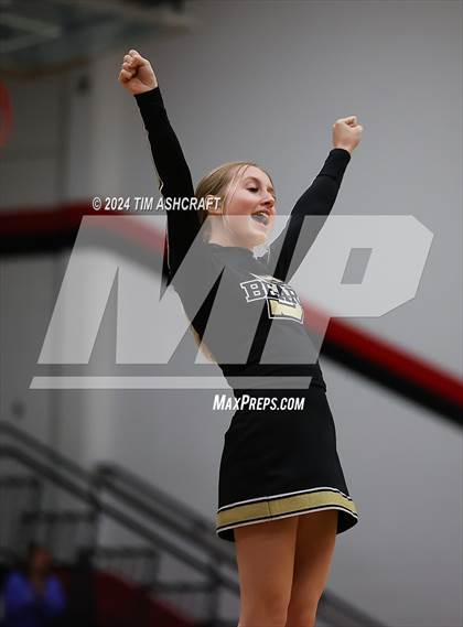 Thumbnail 2 in Shelbyville vs Whiteland (IHSAA 4A Sectional 14 Round 1) photogallery.