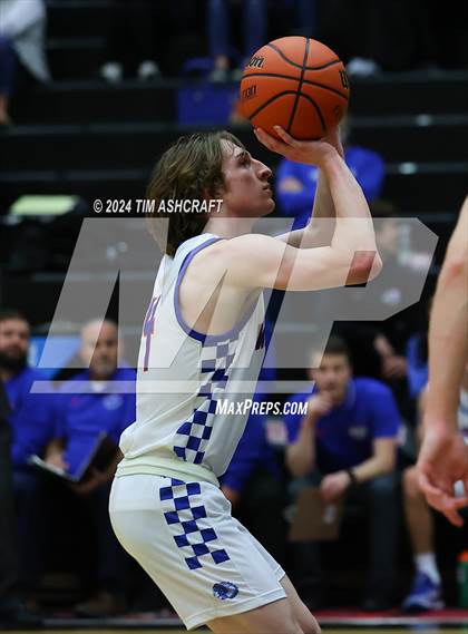 Thumbnail 1 in Shelbyville vs Whiteland (IHSAA 4A Sectional 14 Round 1) photogallery.