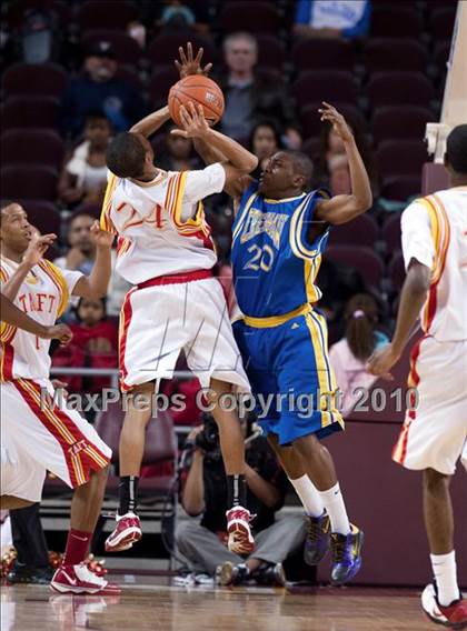 Thumbnail 3 in Crenshaw vs. Taft (CIF LA City Section D1 Playoffs) photogallery.
