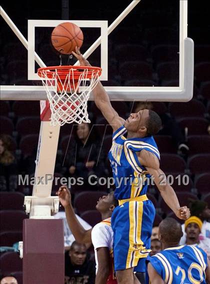 Thumbnail 3 in Crenshaw vs. Taft (CIF LA City Section D1 Playoffs) photogallery.