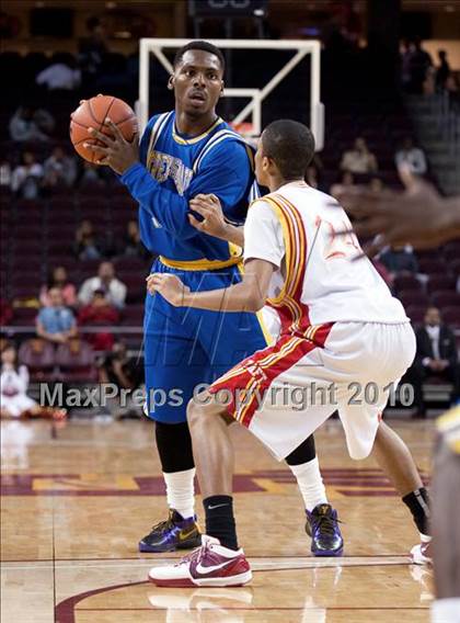 Thumbnail 3 in Crenshaw vs. Taft (CIF LA City Section D1 Playoffs) photogallery.