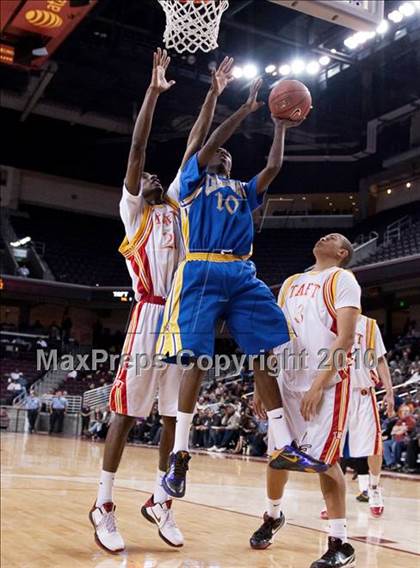 Thumbnail 2 in Crenshaw vs. Taft (CIF LA City Section D1 Playoffs) photogallery.