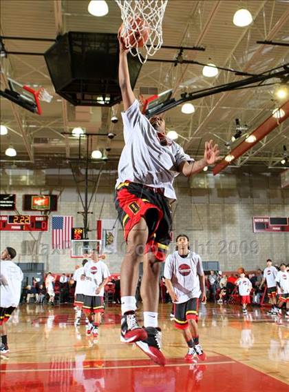 Thumbnail 1 in De La Salle vs. Dominguez (Nike Extravaganza) photogallery.
