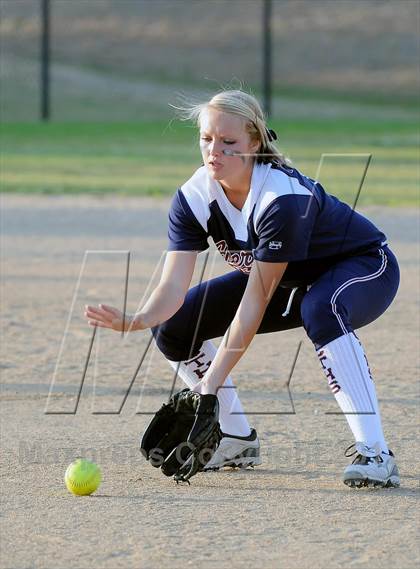 Thumbnail 3 in Eaglecrest @ Cherokee Trail photogallery.