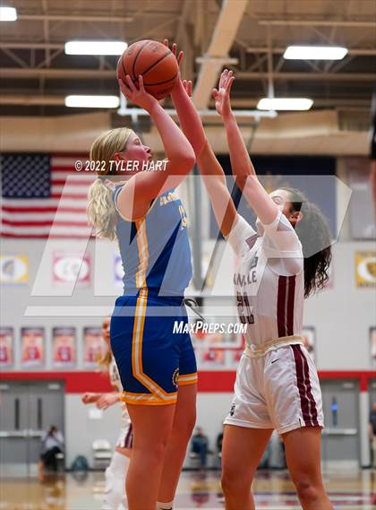 Thumbnail 3 in Danville vs. Crawfordsville (IHSAA 3A Sectional Semifinal) photogallery.