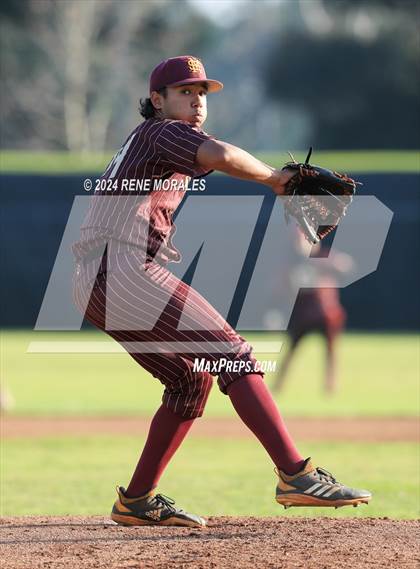 Thumbnail 3 in Maryknoll vs La Salle photogallery.
